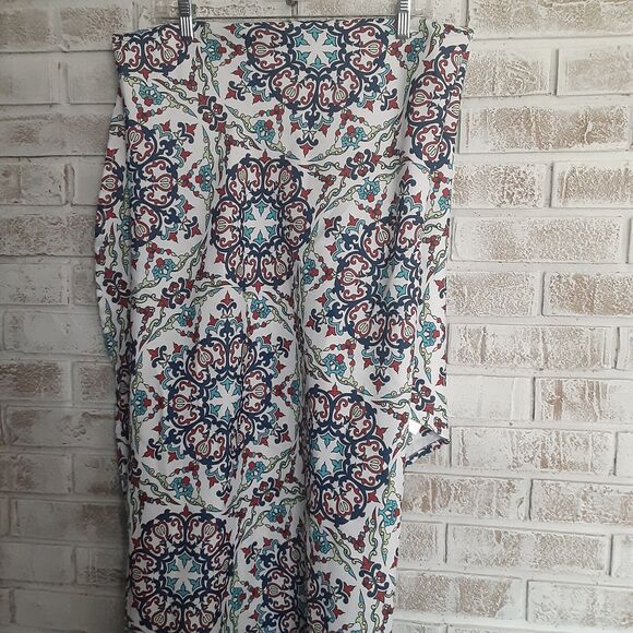 Huntington Home Table Cloth 73x73 Scrolled Medalions - Picture 7 of 8